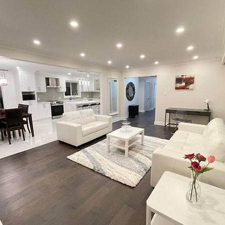 3-Bedroom Modern Luxury Apartment In The Heart Of City トロント エクステリア 写真