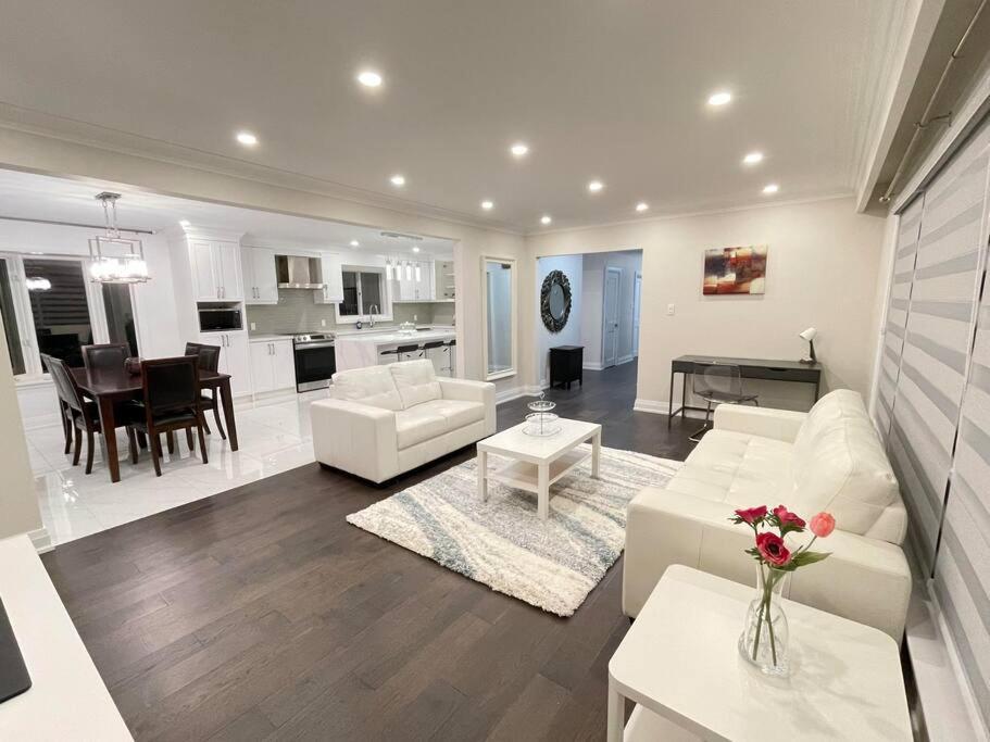 3-Bedroom Modern Luxury Apartment In The Heart Of City トロント エクステリア 写真