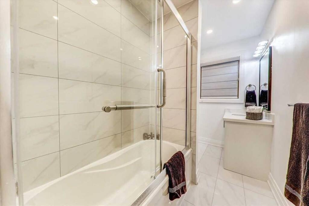 3-Bedroom Modern Luxury Apartment In The Heart Of City トロント エクステリア 写真