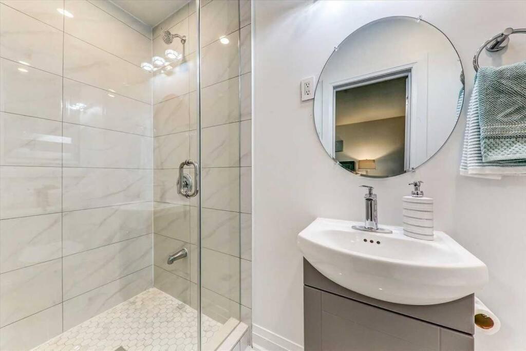 3-Bedroom Modern Luxury Apartment In The Heart Of City トロント エクステリア 写真