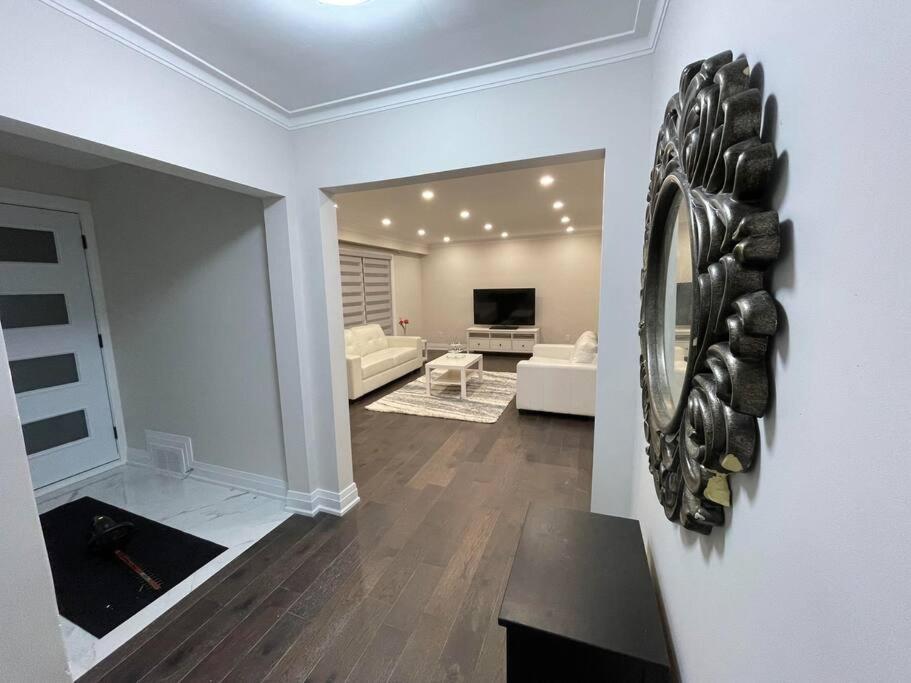 3-Bedroom Modern Luxury Apartment In The Heart Of City トロント エクステリア 写真