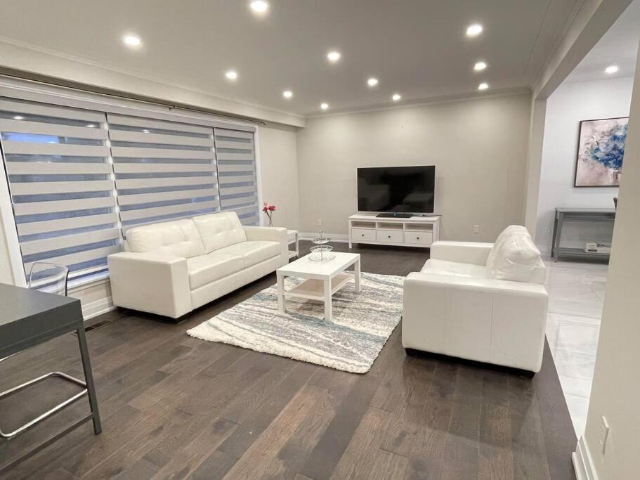 3-Bedroom Modern Luxury Apartment In The Heart Of City トロント エクステリア 写真