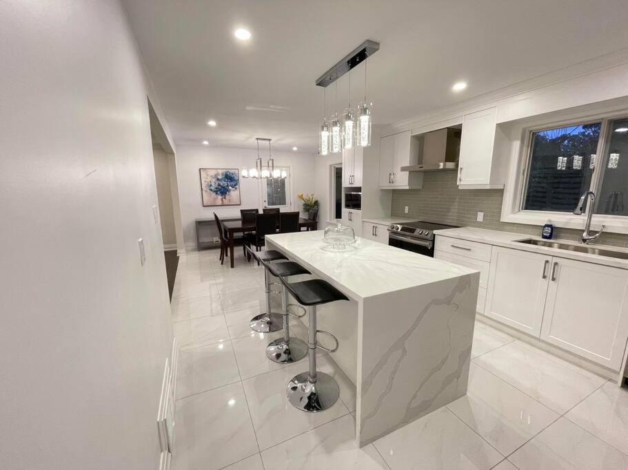 3-Bedroom Modern Luxury Apartment In The Heart Of City トロント エクステリア 写真