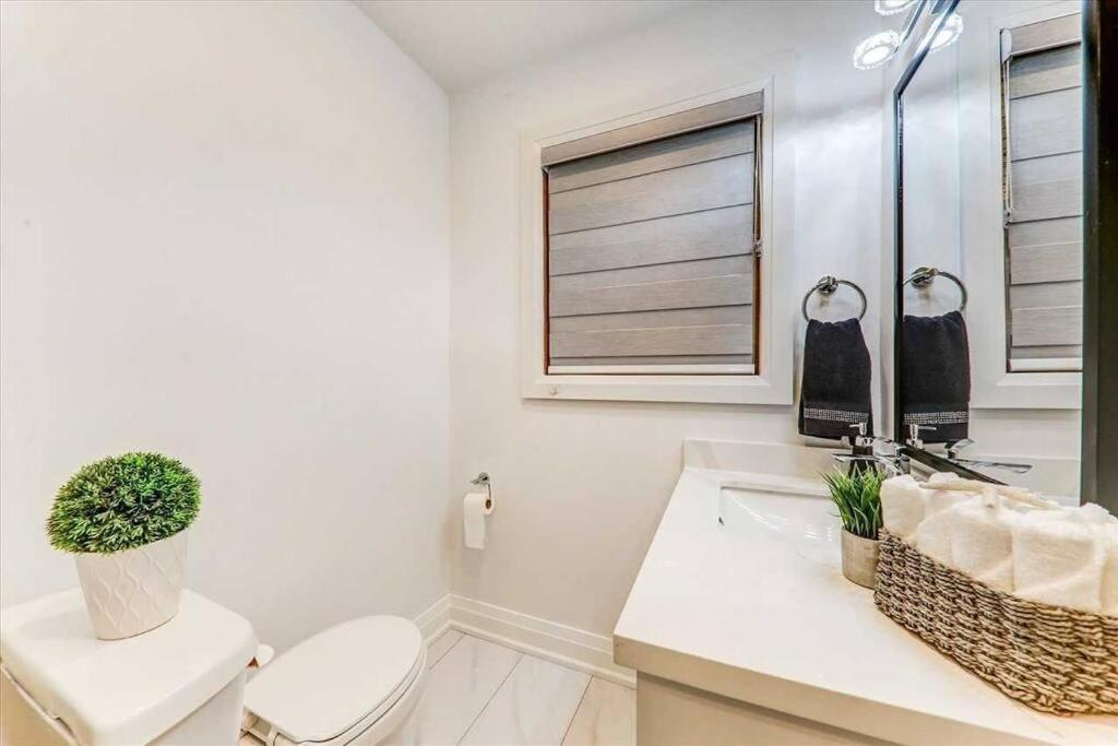 3-Bedroom Modern Luxury Apartment In The Heart Of City トロント エクステリア 写真