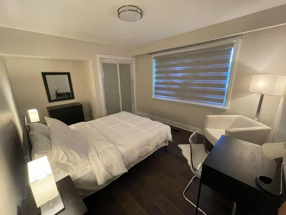 3-Bedroom Modern Luxury Apartment In The Heart Of City トロント エクステリア 写真