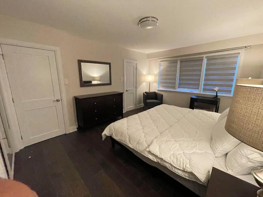 3-Bedroom Modern Luxury Apartment In The Heart Of City トロント エクステリア 写真