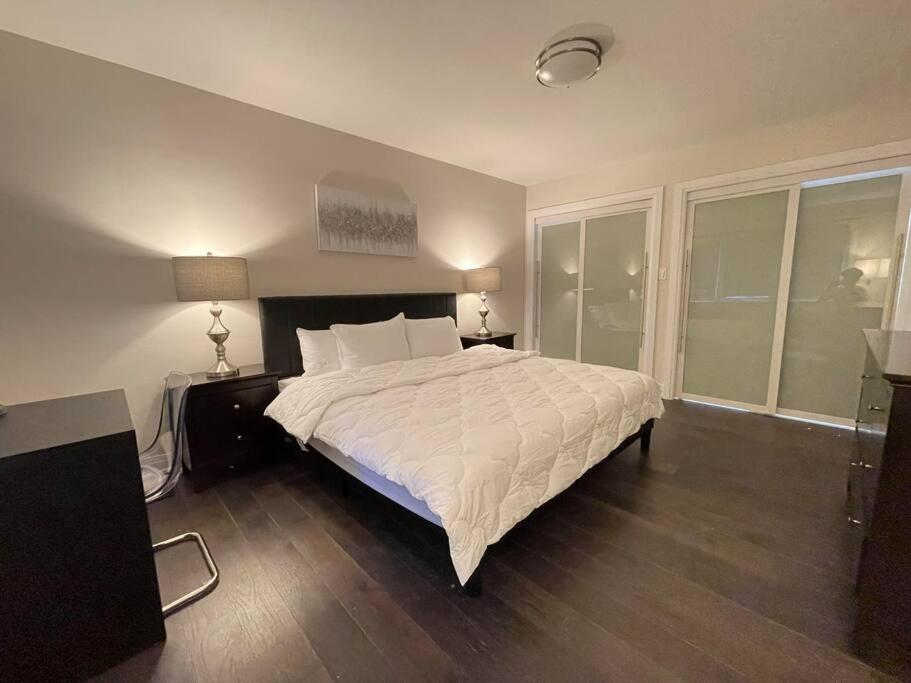 3-Bedroom Modern Luxury Apartment In The Heart Of City トロント エクステリア 写真
